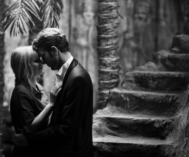 Zdaniem krytyka filmowego dr Łukasza Jasiny "Zimna wojna" jest kontynuacją poprzedniego dorobku Pawlikowskiego. "Naśladuje 'Idę' pod względem wyglądu zdjęć, pod względem wnętrz, pod względem plenerów, ale także naśladuje 'Idę' pod względem tematycznym - to jest znowu Polska lat 50. i 60., (...) Polska stalinowska i gomułkowska" - zauważył krytyk.

Jak podkreślił, "Paweł Pawlikowski wyjechał z Polski kiedy miał 10 lat i prawdopodobnie dlatego rozumie jak należy o Polsce, którą sam pamięta z tych dawnych czasów, opowiadać ludziom wychowanym w podobnej mentalności, jak on sam". 