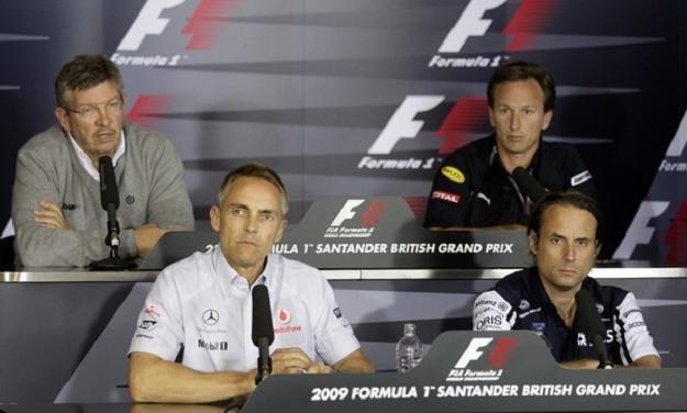 Zdaniem Martina Whitmarsha (drugi z lewej) wielkie marki wkrótce wrócą na tory Formuły 1 /AFP