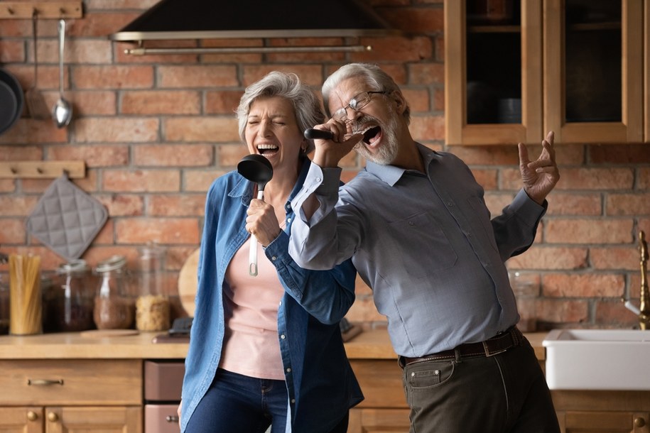 Zdaniem naukowców śpiew Poprawia nastrój, zmniejsza poczucie osamotnienia, może nawet usprawniać pamięć i zdolności poznawcze. Zdj. ilustracyjne /Shutterstock