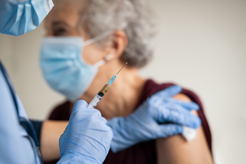 Zdaniem naukowców terminy szczepień powinny być dostosowane do dostępnych szczepionek, wcześniejszej historii infekcji SARS-CoV-2 oraz charakterystyki populacji /123RF/PICSEL
