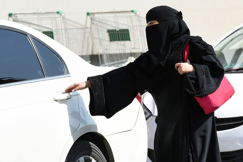 Zdaniem rządzących Arabią szejków „kierowanie autem źle wpływa na płodność i zdrowie kobiet”. /East News