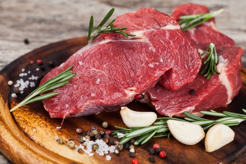 Zdaniem Światowego Funduszu Badań nad Rakiem (WCRF)  spożywanie  czerwonego mięsa może zwiększać  ryzyko raka /123RF/PICSEL