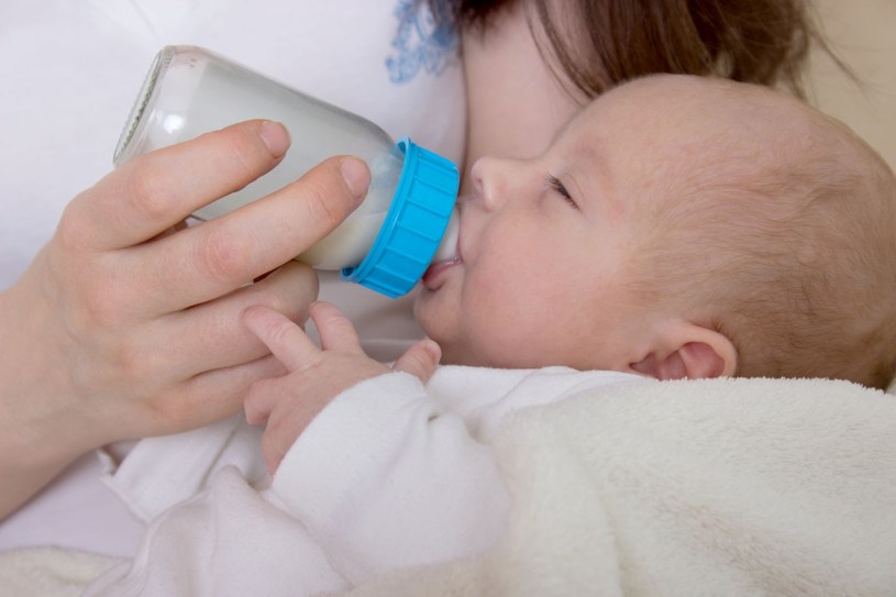 Zdarza się, że dziecku nie odpowiada smak, zapach albo konsystencja mieszanki zaleconej przez pediatrę /123RF/PICSEL