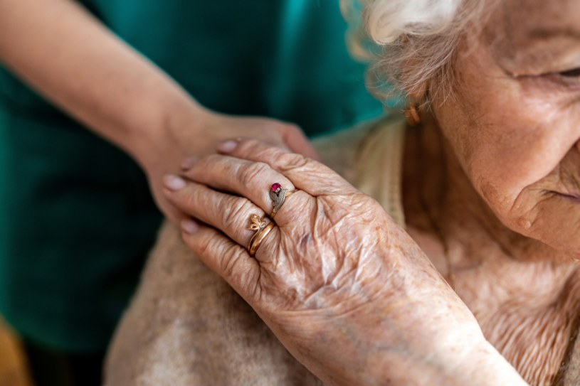 Zdarza się, że osoby starsze wymagają stałej opieki /123RF/PICSEL