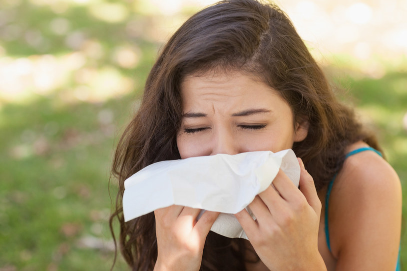 Zdarzyło ci się kichnąć na słońcu? Jeśli to nie zwykłe przeziębienie czy alergia, może stać za tym syndrom ACHOO /123RF/PICSEL