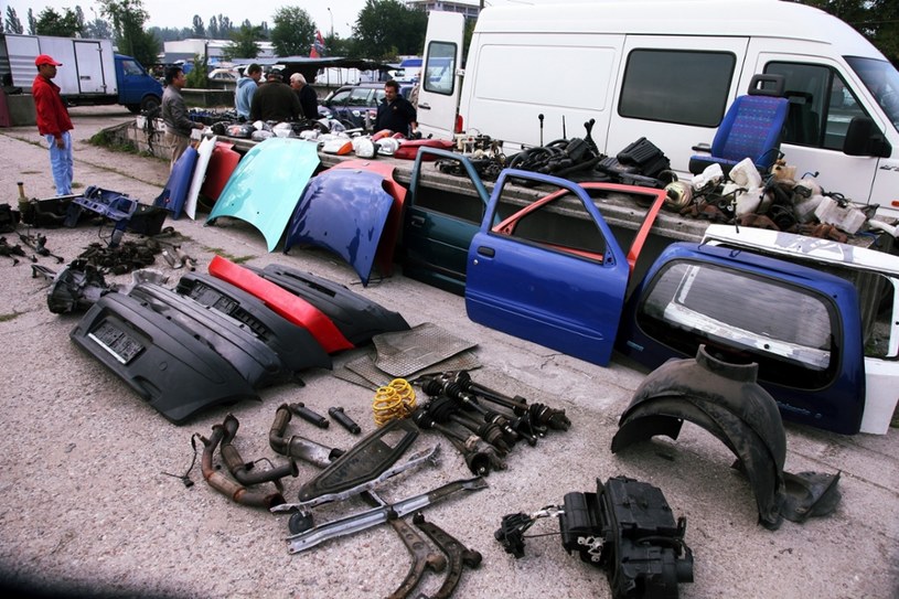 Zdecydowana większość kradzionych aut rozbierana jest na części (fot. ilustracyjne) /Tomasz Barański /Reporter