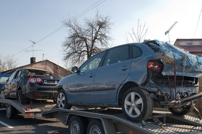 Zdecydowana większość przywożonych do Polski aut to pojazdy powypadkowe... /Tadeusz Koniarz /Reporter