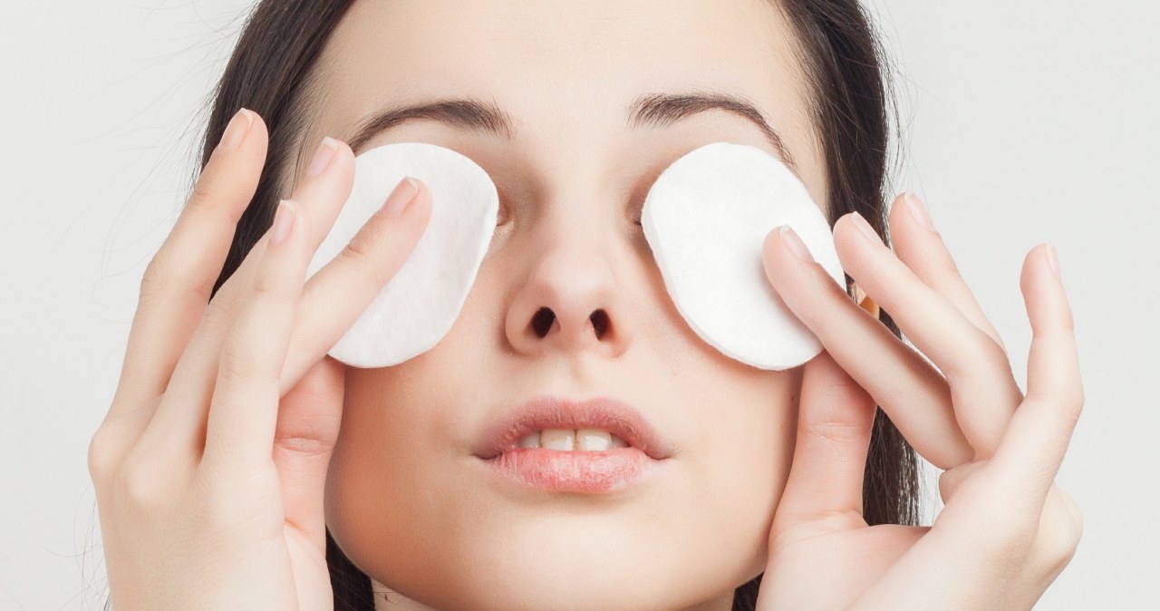 Zdejmij resztki kleju po sztucznych rzęsach delikatnie i skutecznie /123RF/PICSEL