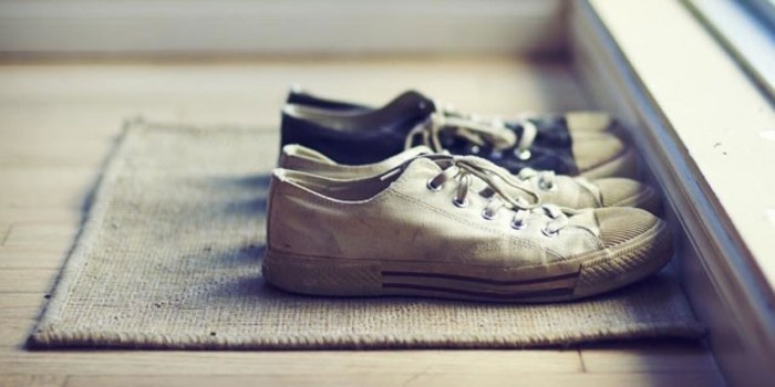 Zdejmuj buty w domu /© Photogenica