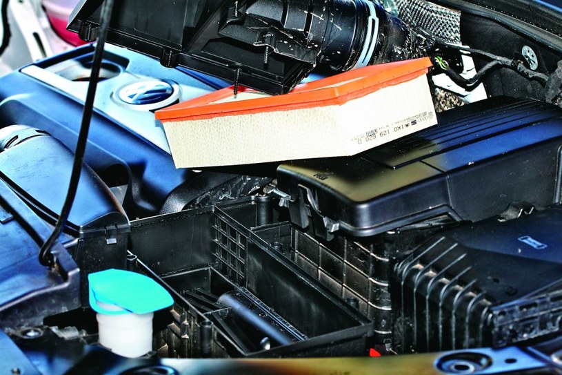 Zdejmujemy plastikowe osłony silnika, obudowę filtra powietrza lub skrzynki z bezpiecznikami. /Motor
