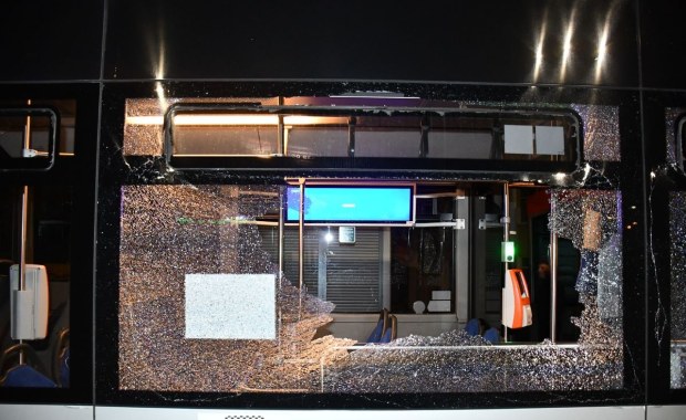 Zdemolował autobus młotkiem awaryjnym. Ogromne straty