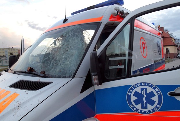 Zdemolowana karetka pogotowia ratunkowego w bazie na terenie powiatowego szpitala w Iławie /Tomasz Waszczuk /PAP