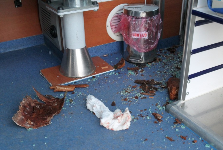 Zdemolowana karetka pogotowia ratunkowego w bazie na terenie powiatowego szpitala w Iławie /Tomasz Waszczuk /PAP