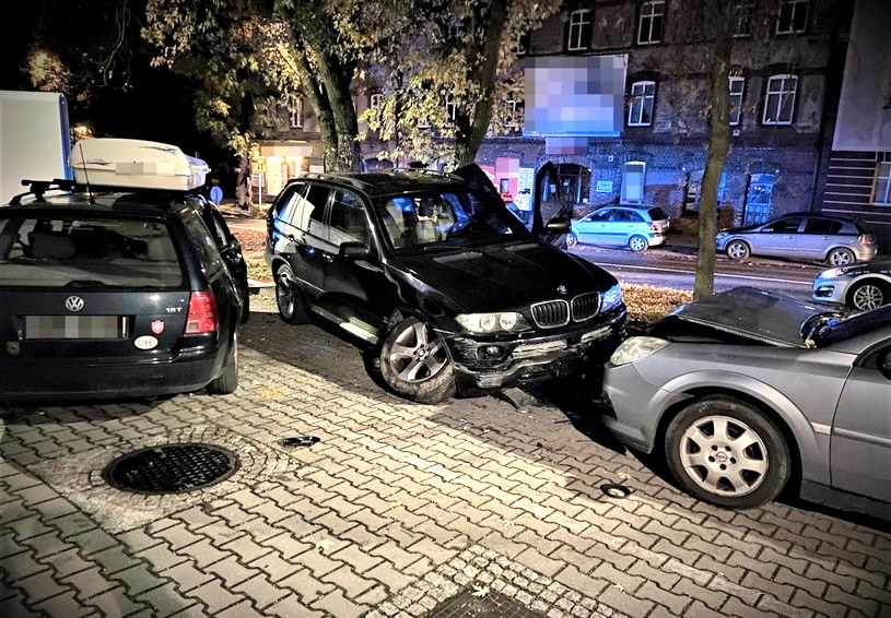 Zdemolowane BMW, które prowadziła pijana 22-latka /Policja