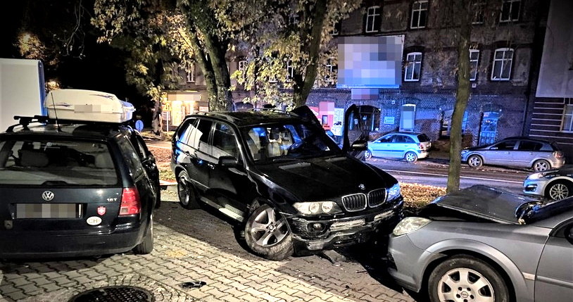 Zdemolowane BMW, które prowadziła pijana 22-latka /Policja