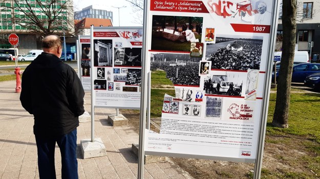 Zdemolowano wystawę poświęconą relacjom Jana Pawła II z Solidarnością /Marek Lewandowski, Solidarność /