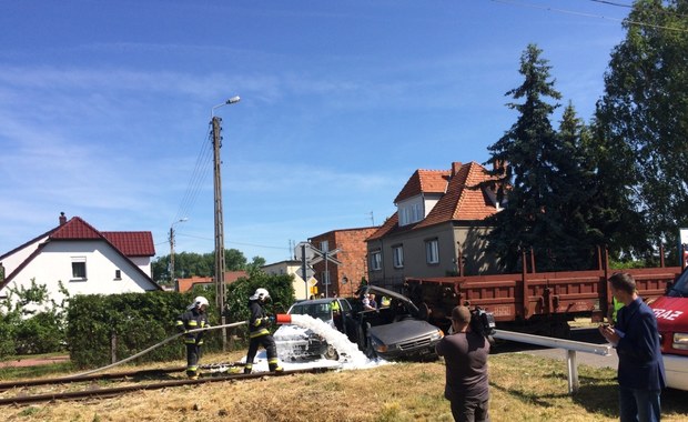 Zderzenia dwóch aut z drezyną. Oto skutki wypadku na torach 