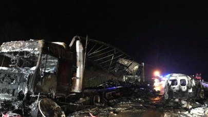 Zderzenie 5 samochodów. W jednym z aut spłonęły dwie osoby