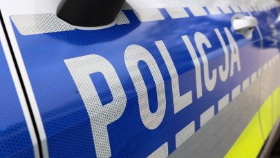 Zderzenie auta osobowego z lokomotywą. Jedna osoba ranna