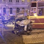 Zderzenie auta z dwoma tramwajami w centrum Łodzi