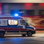 Zderzenie auta z karetką pogotowia w Warszawie. Cztery osoby ranne