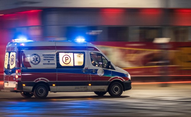 Zderzenie auta z karetką pogotowia w Warszawie. Cztery osoby ranne
