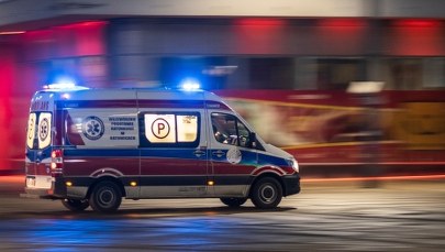 Zderzenie auta z karetką pogotowia w Warszawie. Cztery osoby ranne