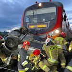 Zderzenie auta z pociągiem. 2 osoby zginęły, są ranni