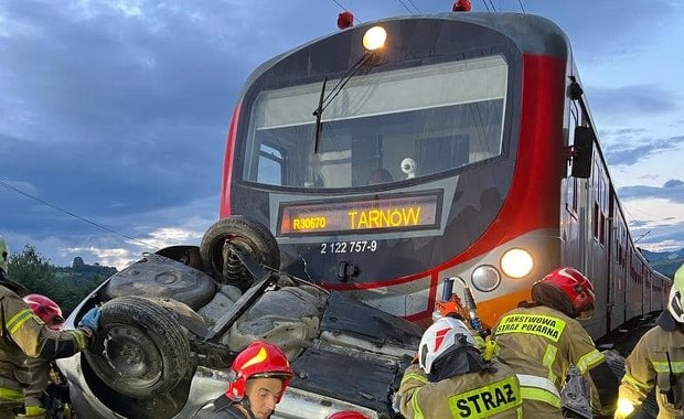 Zderzenie auta z pociągiem. 2 osoby zginęły, są ranni