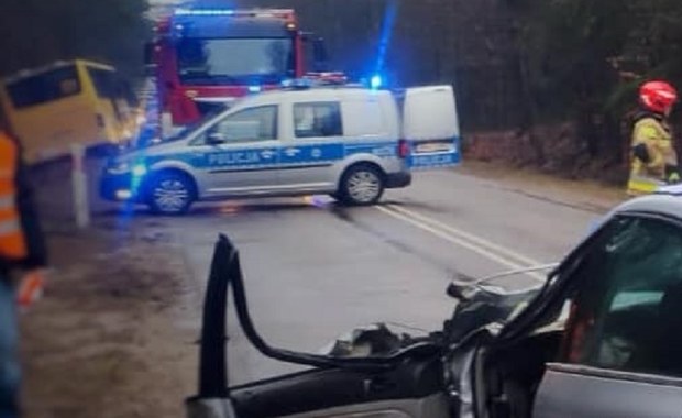 Zderzenie auta ze szkolnym autobusem. Jedna osoba w szpitalu