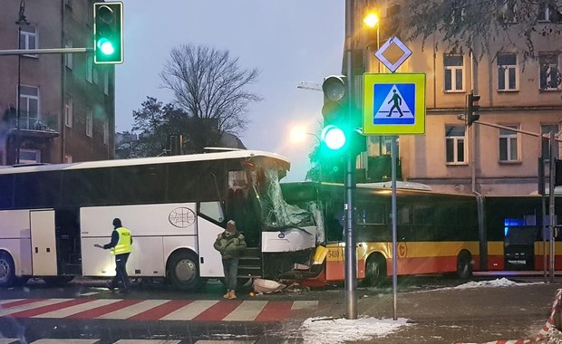 Zderzenie autobusów w Warszawie. Kierowcy trafili do szpitala