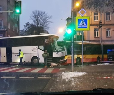 Zderzenie autobusów w Warszawie. Kierowcy trafili do szpitala