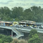 Zderzenie autobusu i osobówki na Moście Łazienkowskim. Jedna osoba ranna