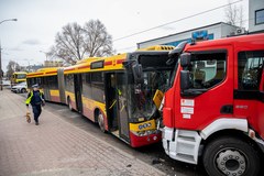 Zderzenie autobusu miejskiego z wozem strażackim w Łodzi 
