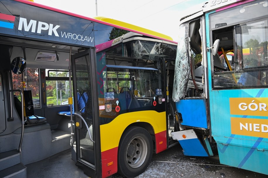 Zderzenie autobusu MPK z tramwajem /Maciej Kulczyński /PAP
