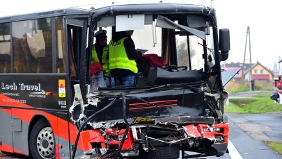 Zderzenie autobusu wiozącego dzieci z ciężarówką 