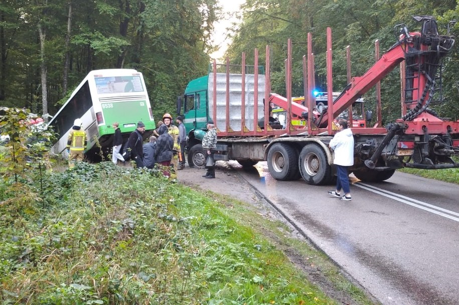Zderzenie autobusu z ciężarówką na drodze między Leśniewem a Darzlubiem /KP PSP Puck /