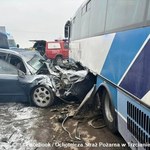Zderzenie autobusu z osobówką koło Rzeszowa. Sześć osób rannych