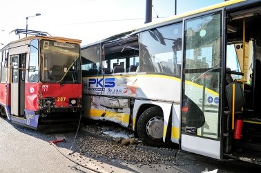 Zderzenie autobusu z tramwajem w Bydgoszczy. 18 poszkodowanych