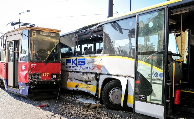 Zderzenie autobusu z tramwajem w Bydgoszczy. 18 poszkodowanych