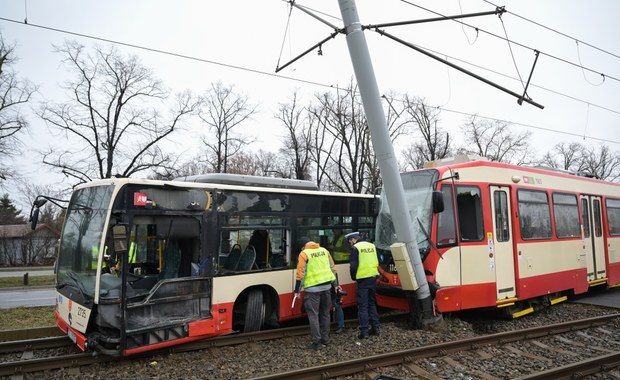 Zderzenie autobusu z tramwajem w Gdańsku. 15 osób poszkodowanych