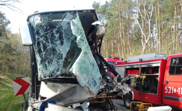 Zderzenie autokaru i tira, 50 osób rannych