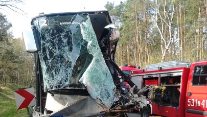 Zderzenie autokaru i tira, 50 osób rannych