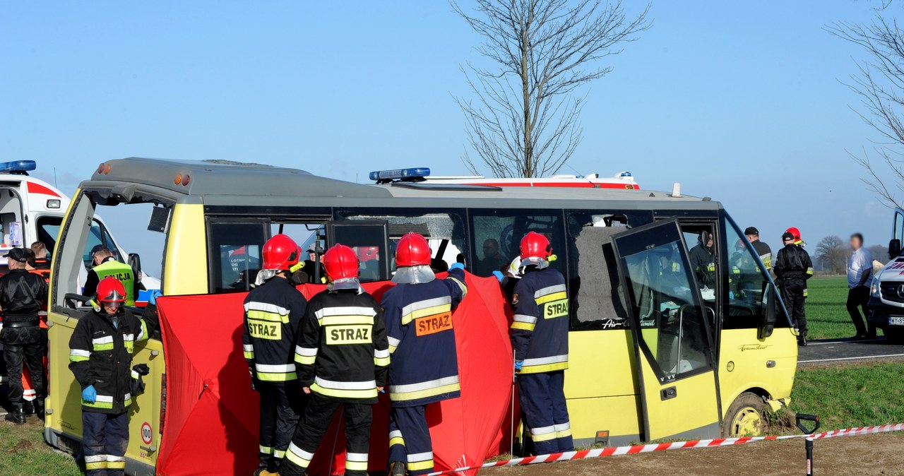 Zderzenie autokaru z ciężarówką w Słowinie. Zginęło dwoje młodych ludzi, 17 jest rannych