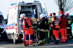 Zderzenie autokaru z ciężarówką w Słowinie. Zginęło dwoje młodych ludzi, 17 jest rannych