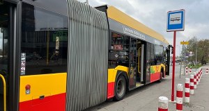 Zderzenie BMW z autobusem miejskim w Markach. Są ranni