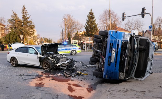Zderzenie BMW z autobusem miejskim w Markach. Są ranni