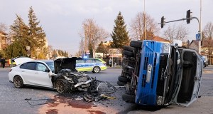Zderzenie BMW z autobusem miejskim w Markach. Są ranni