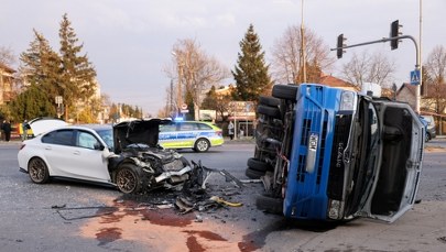 Zderzenie BMW z autobusem miejskim w Markach. Są ranni