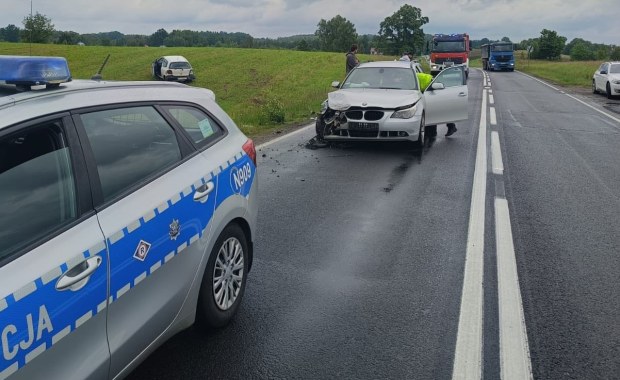 Zderzenie bmw z toyotą na Pomorzu. Wśród rannych dziecko i nastolatki 